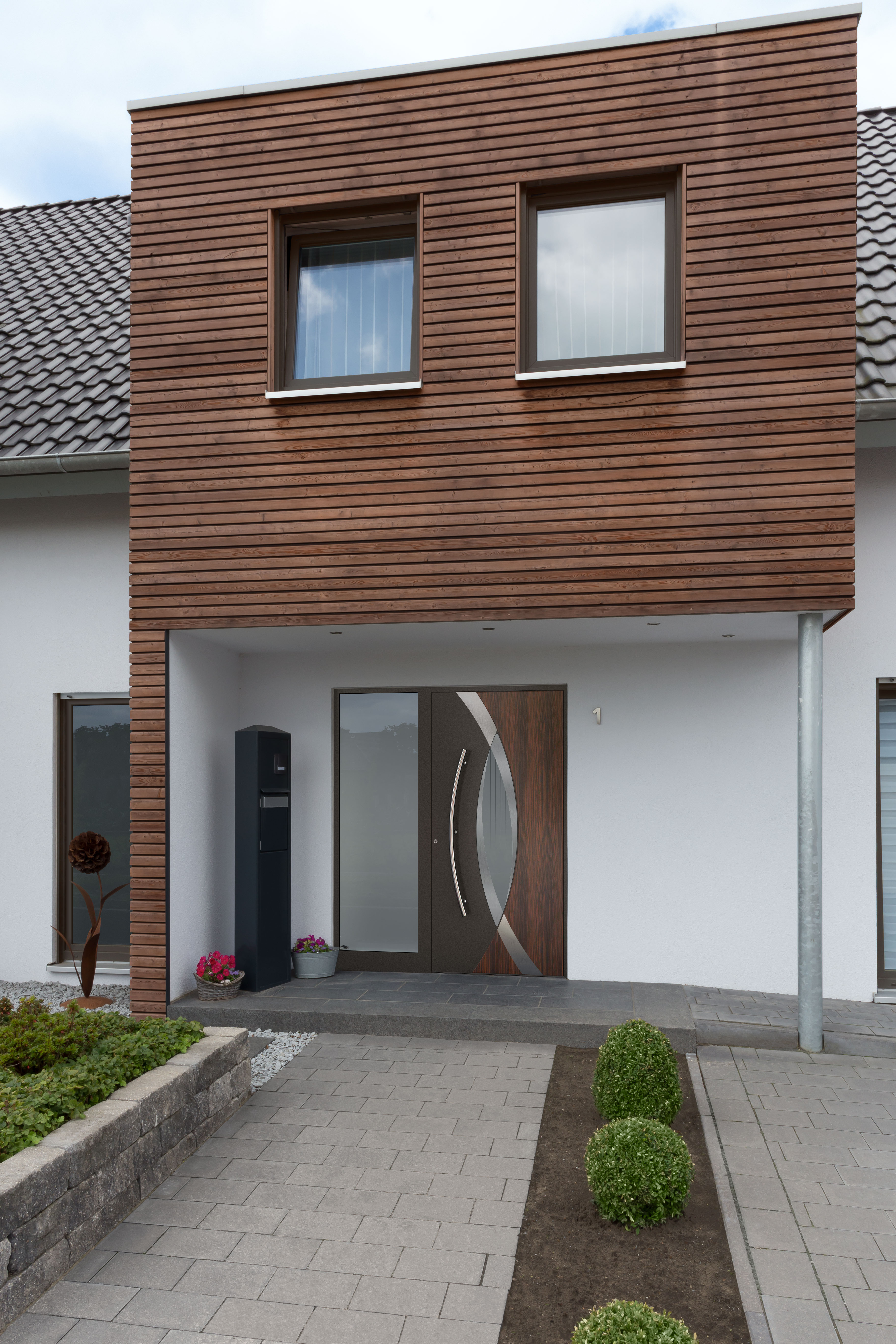 Edelstahl-Design Haustür mit gebogener Handhabe und Holzapplikation
