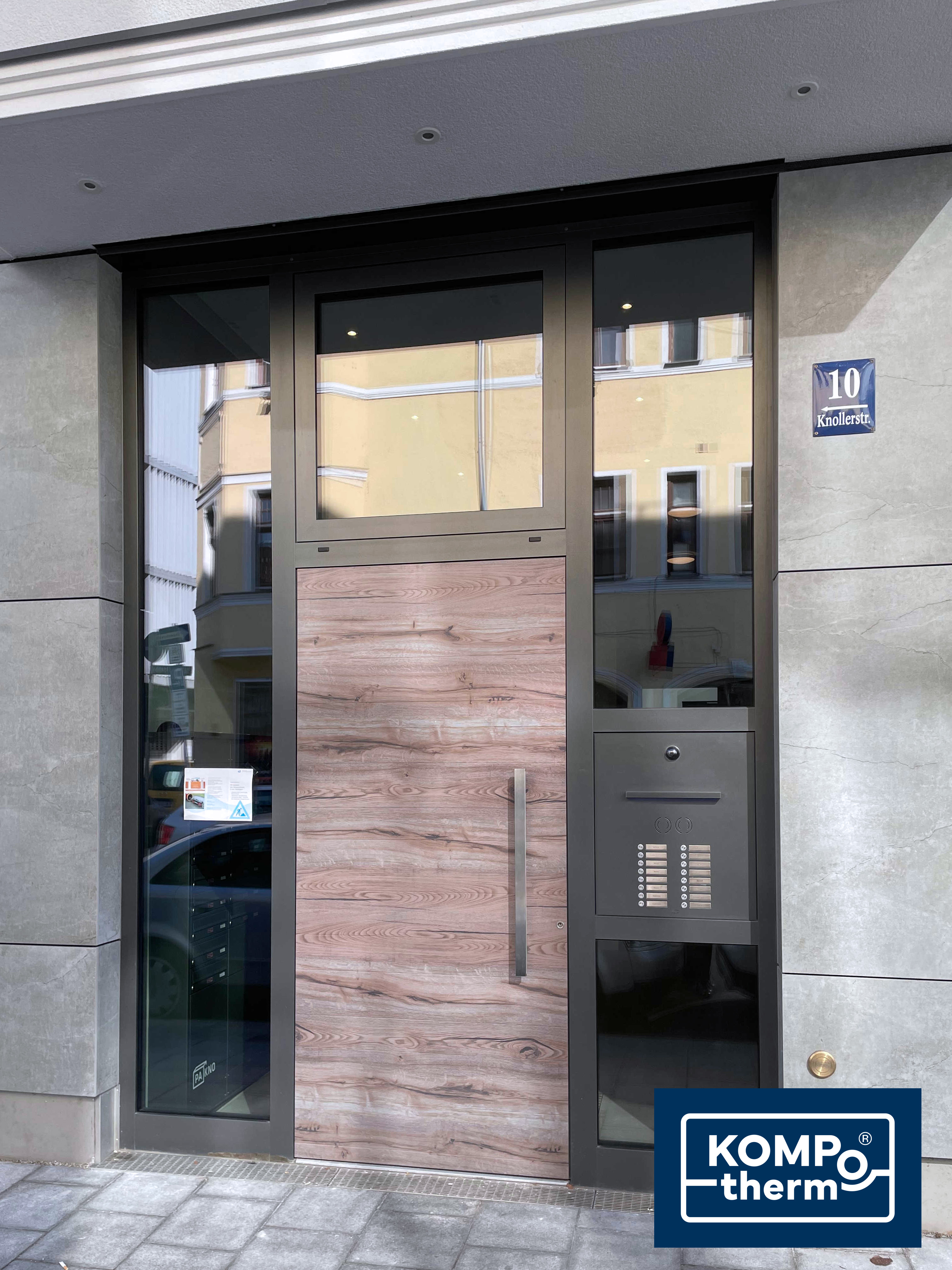 Moderner Haustüreingang für Mehrfamilienhaus, Türblatt in Holzoptik