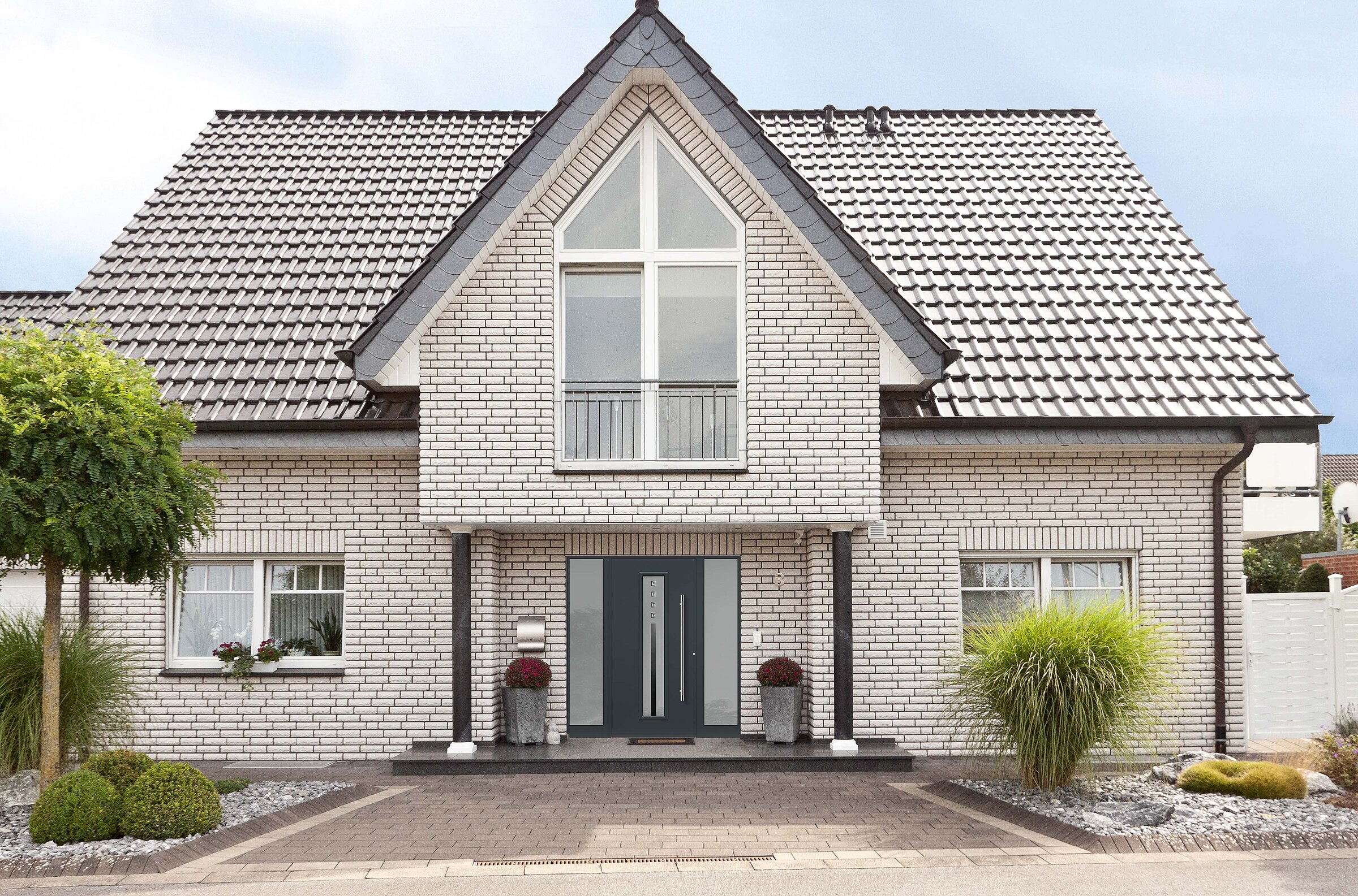 Haustür in grau mit Keramik Applikation