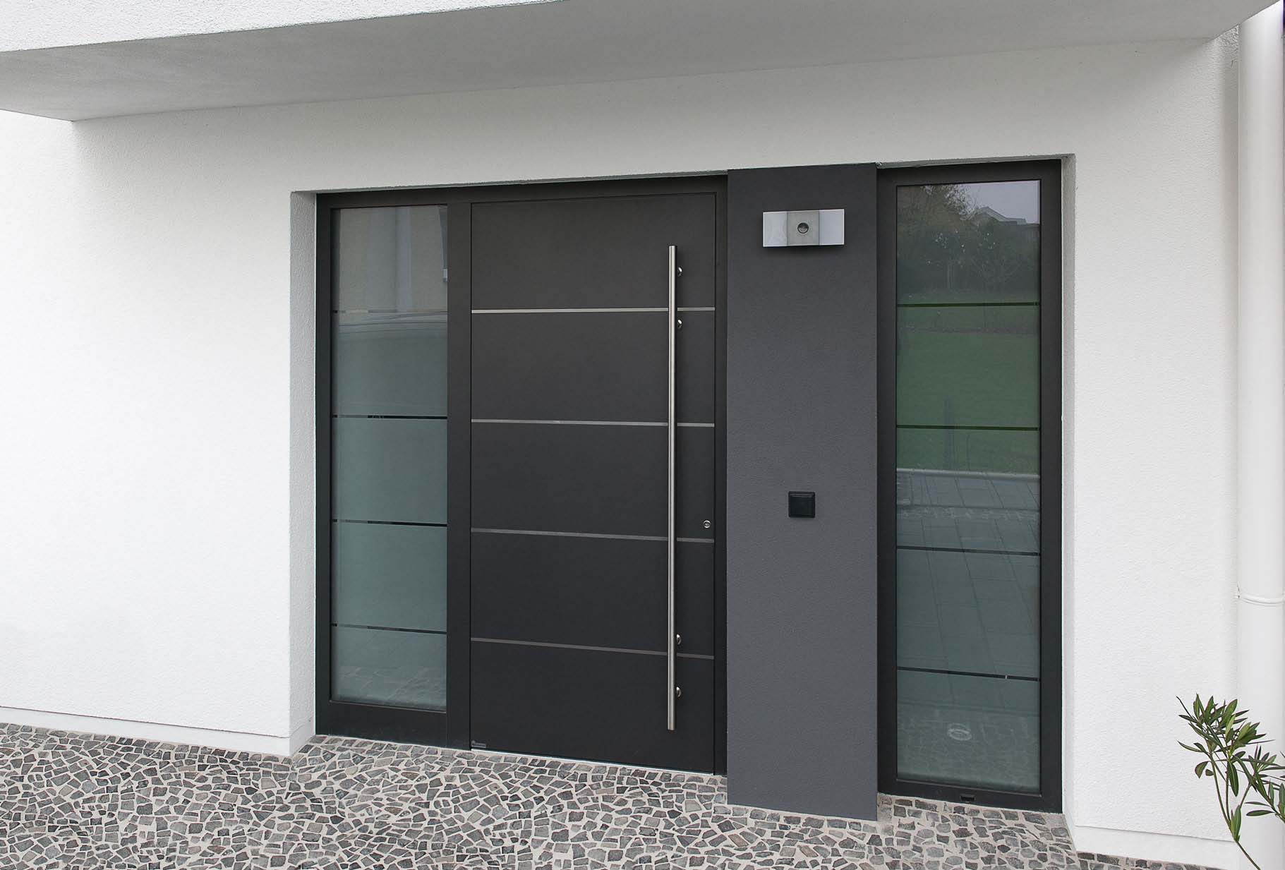 Haustür in Anthrazit mit Edelstahllisenen und passender Motivverglasung