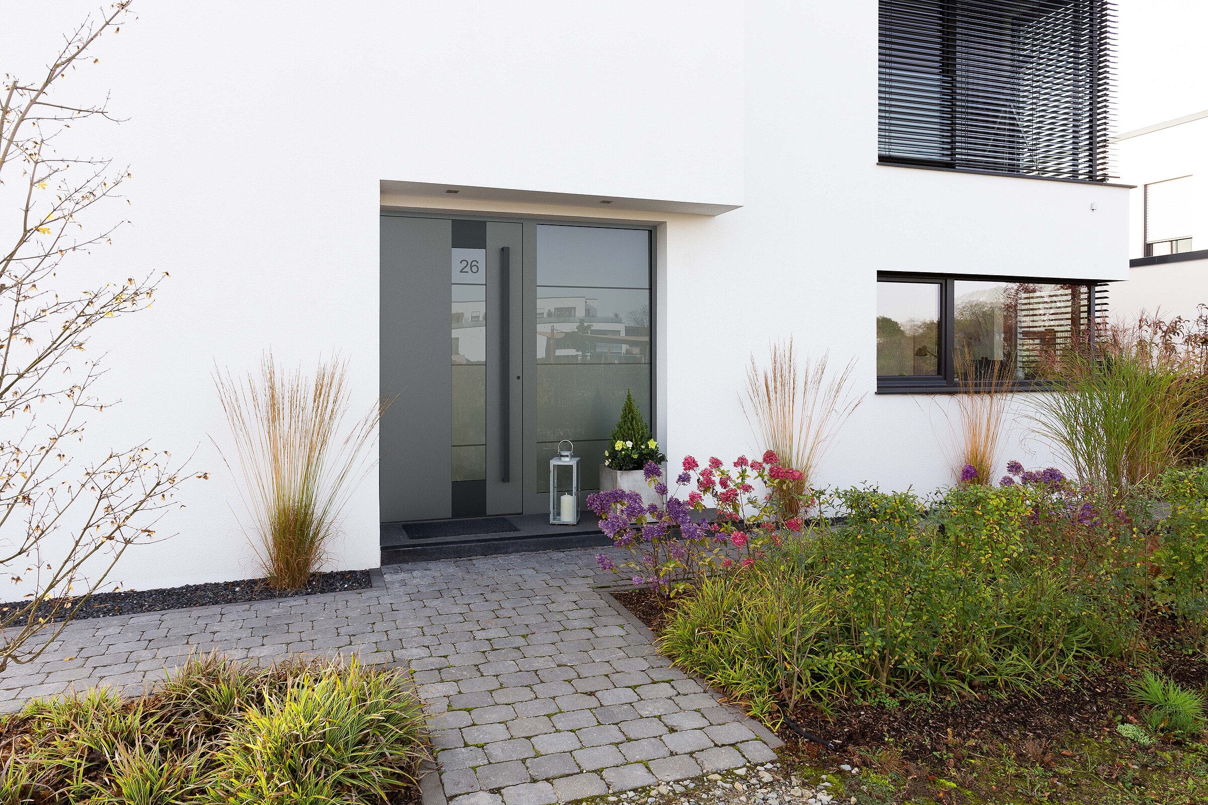 Moderne schlichte Haustür mit Hausnummer in der Glasapplikation