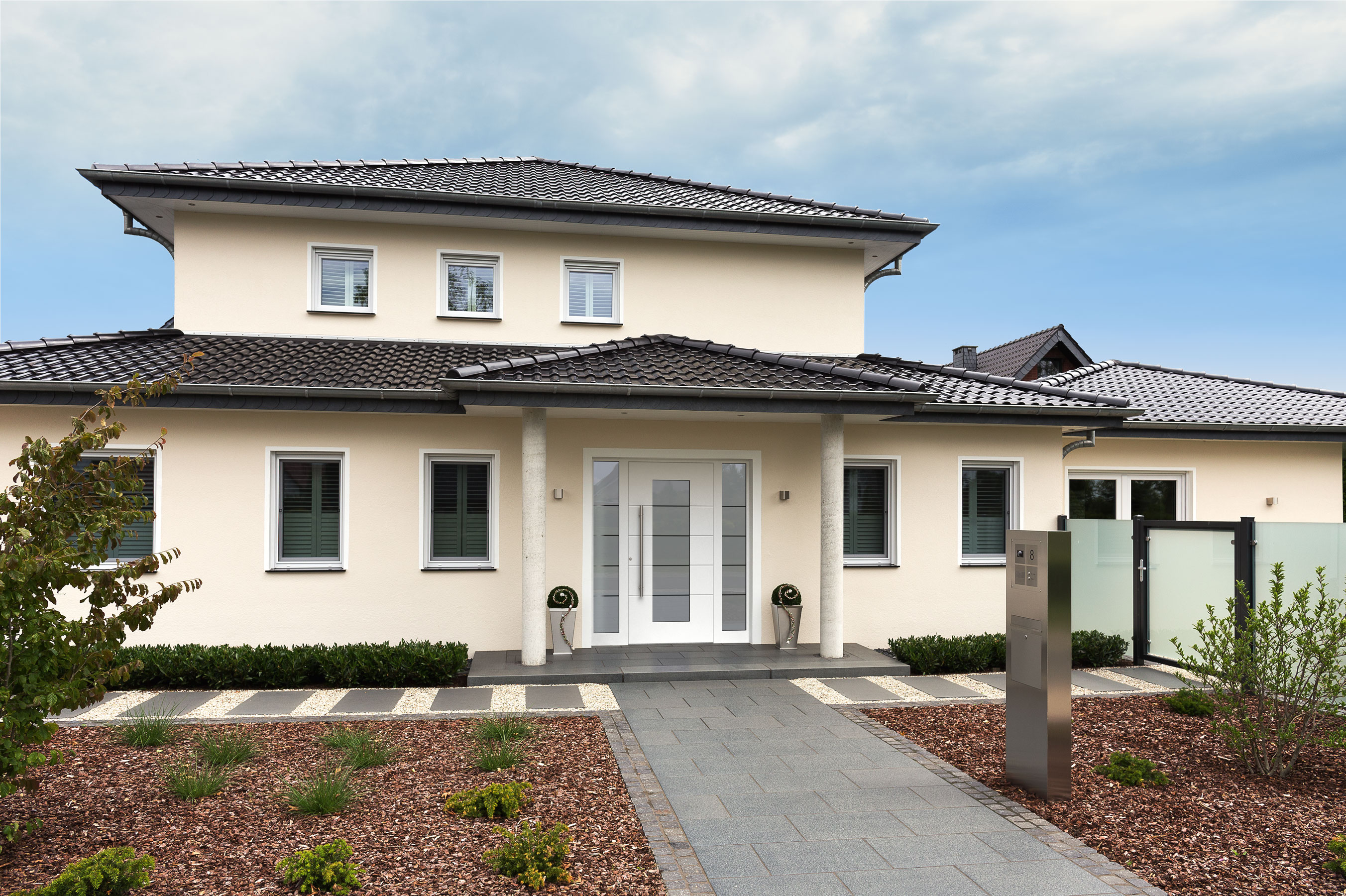 Haustür in weiß mit Querstreifen in der Tür und im Glas