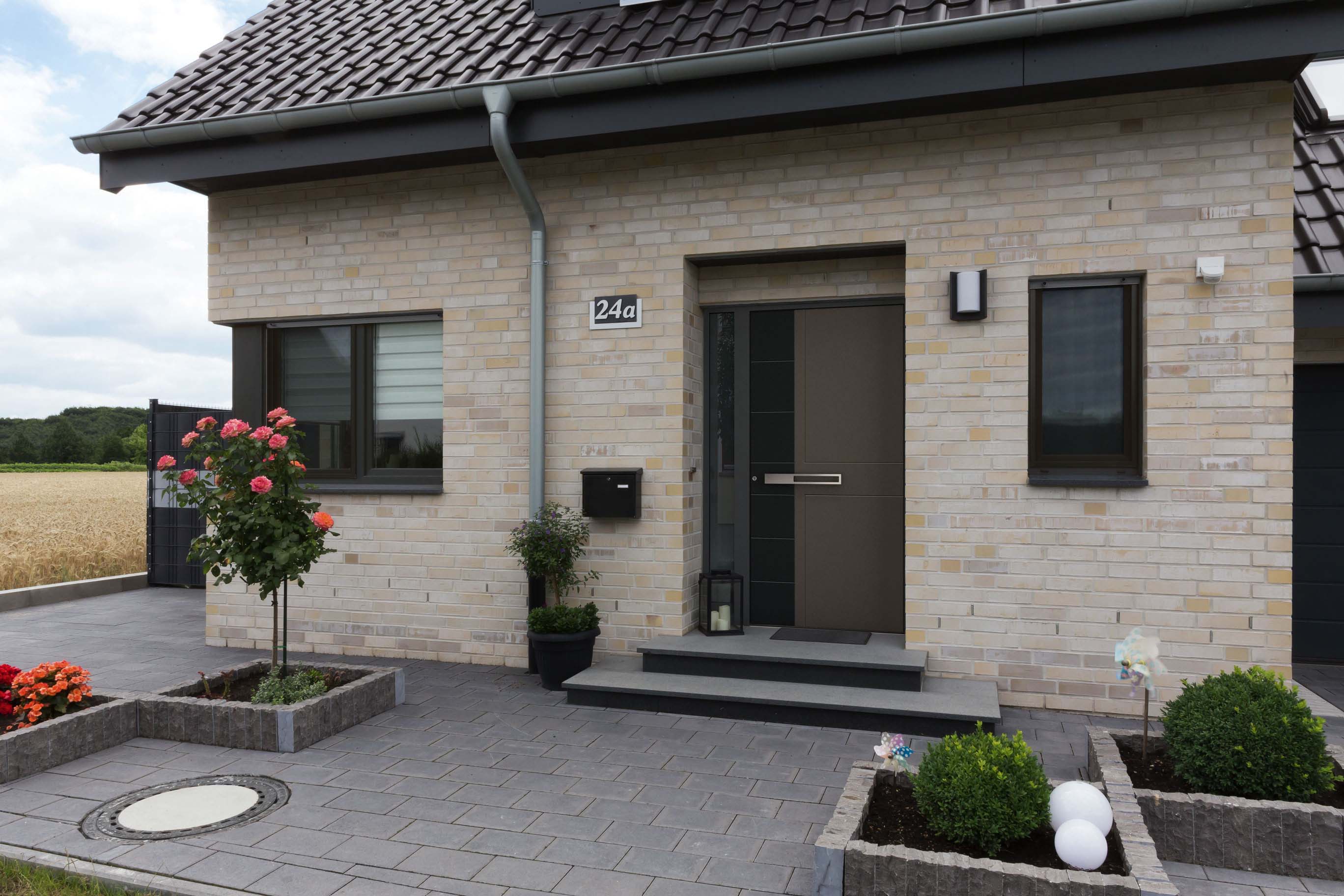 Moderne Haustür in mehrfarbiger Ausführung