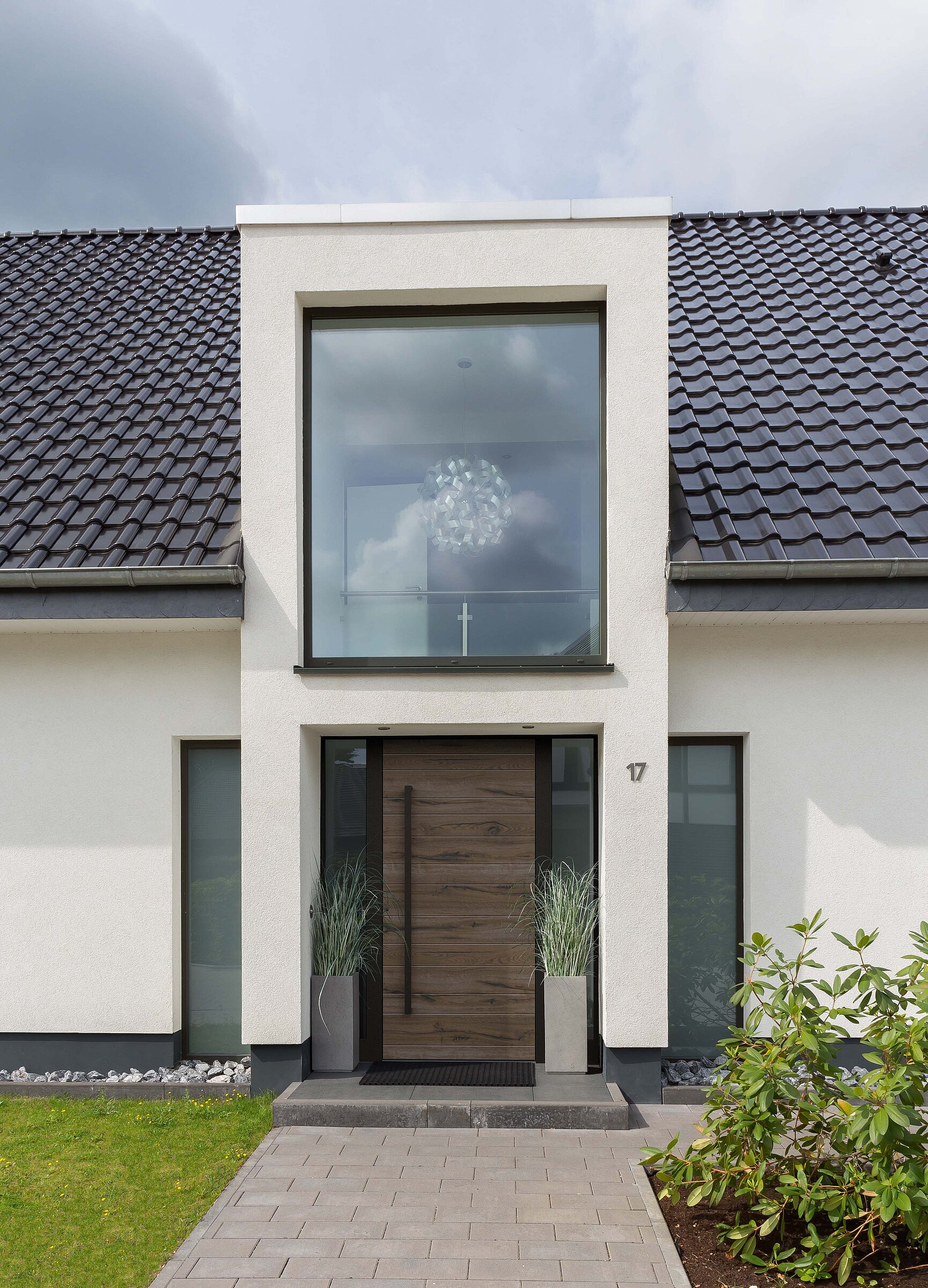 Haustür in Black-Edition Ausführung und pulverbeschichteter Echtholzoptik