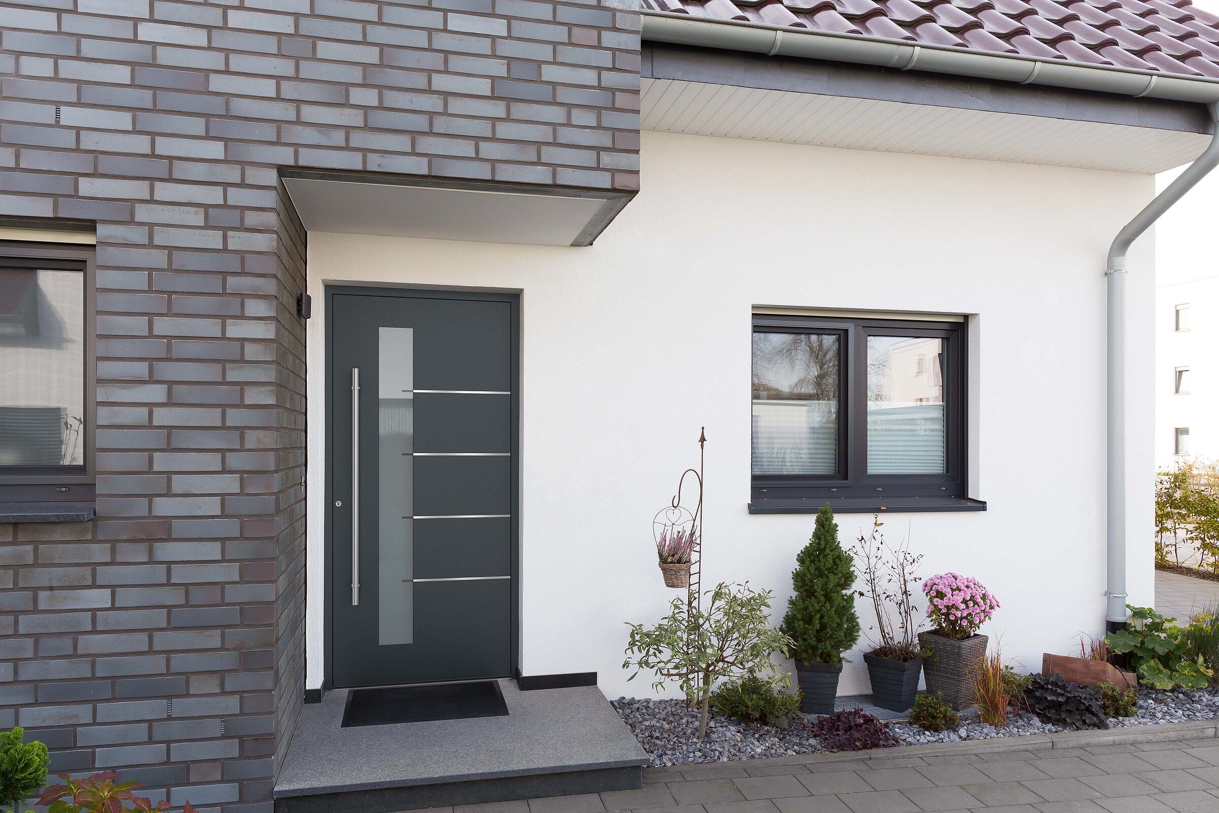Moderne Haustür in anthrazitgrau und Edelstahl