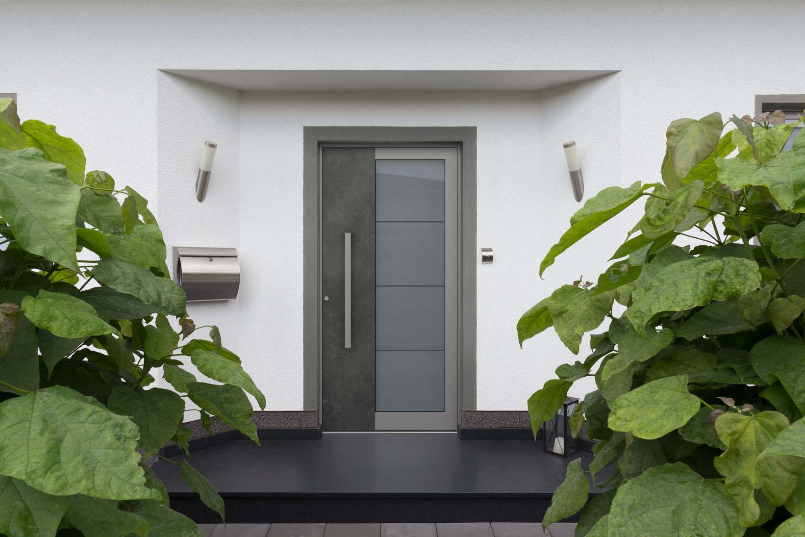 Moderne Haustür mit Keramik Applikation und Motivverglasung